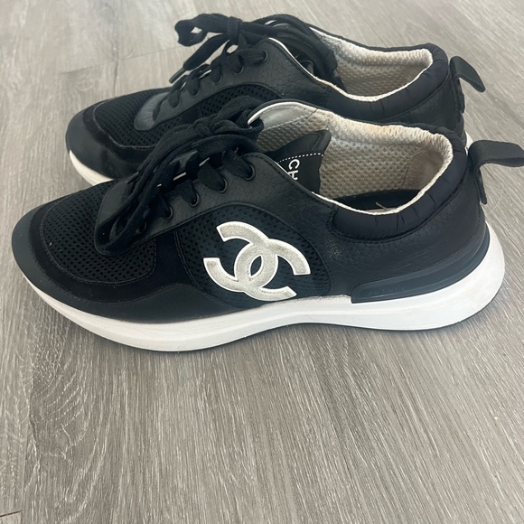 Chanel sneakers preowned Black with white CC logo - Picture 1 of 3
